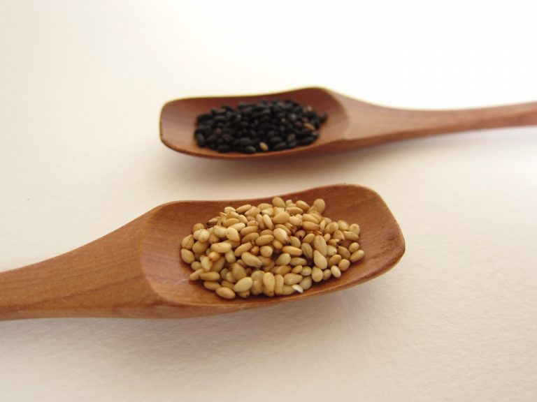 白ごまと黒ごまって料理でどう使い分けるの?違いって何? ごはんがすすむおかず 白ごまと黒ごまって料理でどう使い分けるの?違いって何? ごはんがすすむおかず